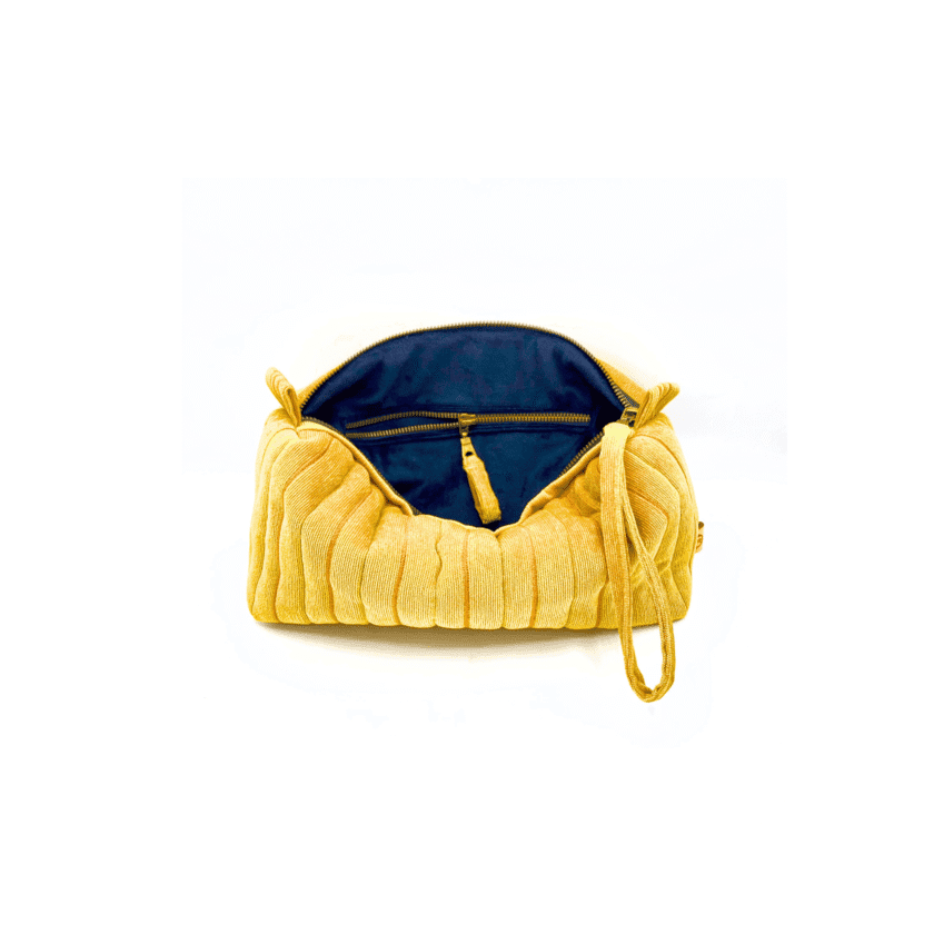 Trousse de toilette tissu velours côtelé jaune ocre ouverte — zip laiton vieilli et intérieur velours noir, fabriquée à Lyon
