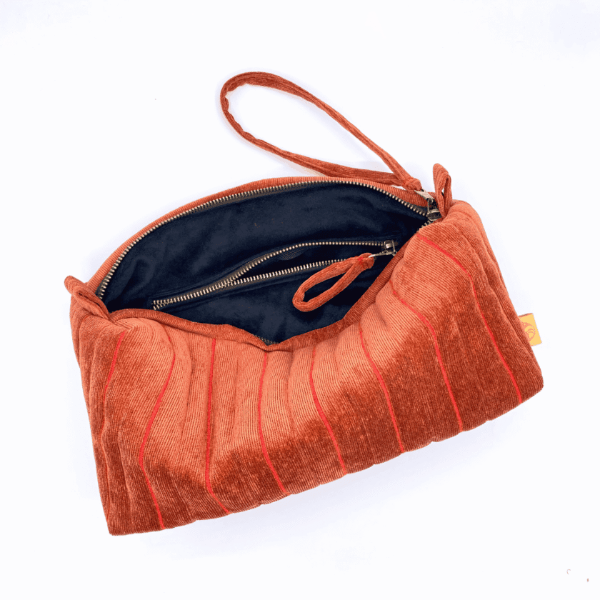 Rec Rouge trousse de toilette velours cotele rouge ouverte vue dessus interieur velours noir poche zip laiton dragonne Lyon
