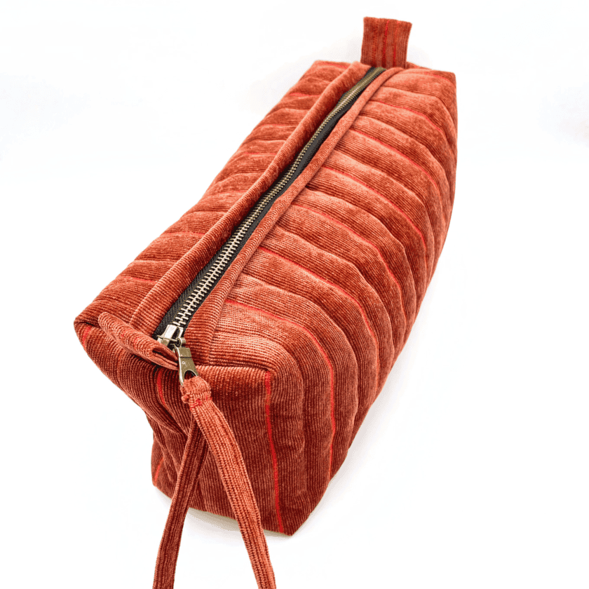 Rec Brique — Trousse de toilette velours côtelé rouge – Image 3